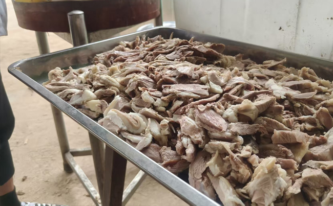 初伏至，新東電為家人們準(zhǔn)備了美味羊肉湯！